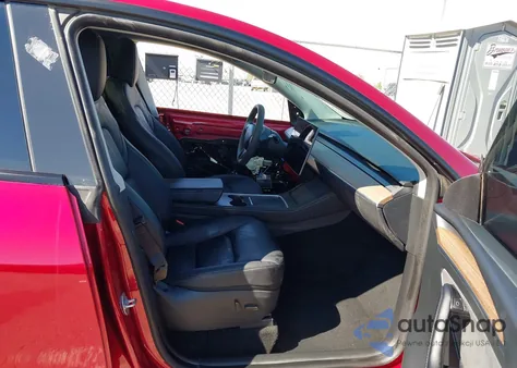 2024 Tesla Model Y Long Range Dual Motor All-Wheel Drive z USA, uszkodzony, nr VIN 7SAYGAEE1RF048102